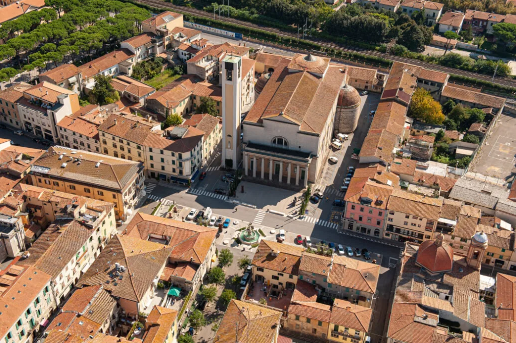 Veduta dall’alto di Pontedera, con i tetti e una piazza del centro.